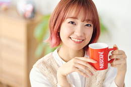 声優・大橋彩香がはずむ歌声を披露♪「ネスカフェ エクセラ はずむ気持ちカラオケ」にチャレンジ！ 画像